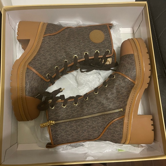 Michael Kors Size 9 women’s Corey Logo Combat Boot. Practically New! See photos. - Picture 2 of 7